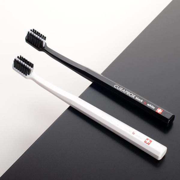 Curaprox Black is White Aktif Karbon Uçlu İkili Diş Fırçası